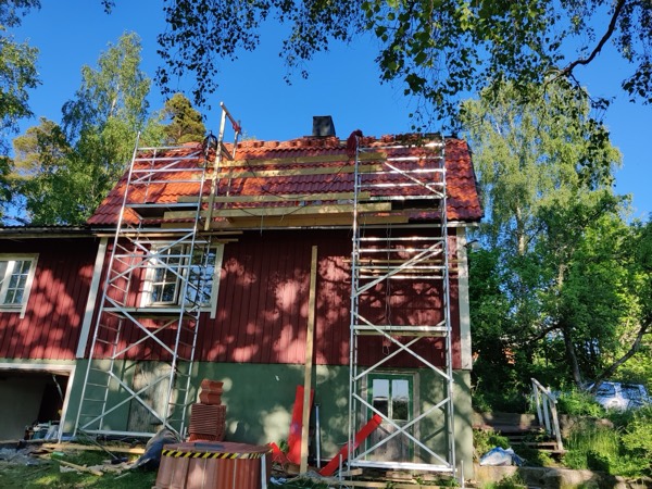 Byggställning runt huset